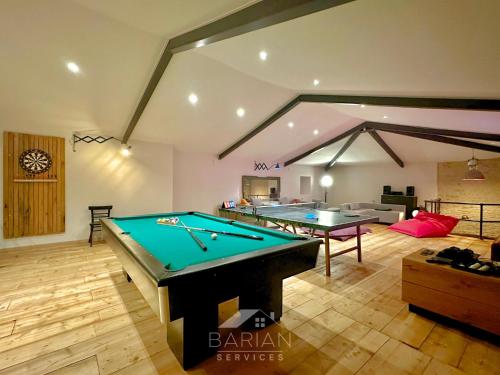 Cette chambre comprend 2 tables de ping-pong. dans l'établissement Le Domaine de Stian, à Nuaillé-dʼAunis