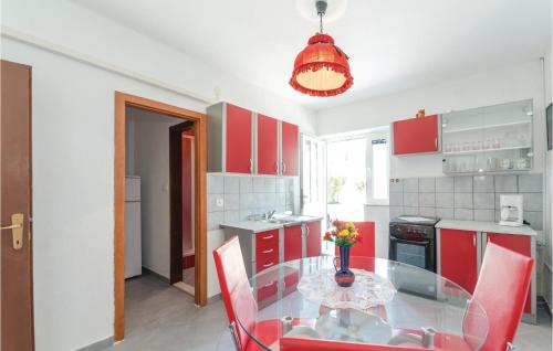 Kuchyň nebo kuchyňský kout v ubytování Lovely Apartment In Kustici With Wifi