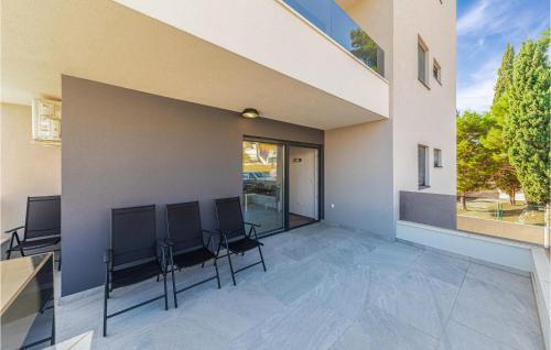 1 Bedroom Cozy Apartment In Seget Donji
