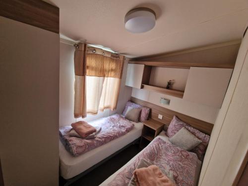 En eller flere senge i et værelse på Durdlee Door, D27, Main Rd, West Lulworth, Wareham BH20 5PU