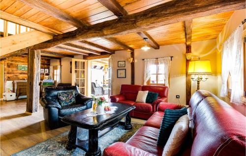 a living room with leather furniture and a table at Beautiful Home In Pisarovina With Wi-Fi in Lipnica
