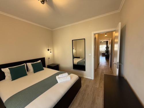 Ένα ή περισσότερα κρεβάτια σε δωμάτιο στο Luxe Condo with Pool, Airco and Seaview Balcony - Go4Portugal - Albufeira