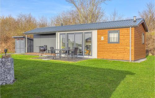 SüselにあるChalet 14 Am Seeの小さなキャビン(テーブル、椅子付)