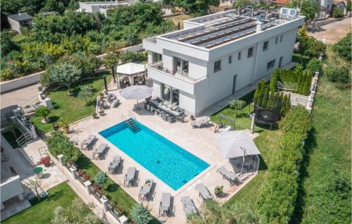 Πισίνα στο ή κοντά στο 8 Bedroom Beautiful Home In Liznjan