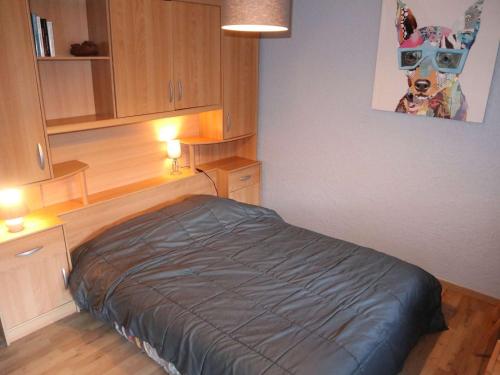 - une chambre avec un lit, 2 lumières et des armoires dans l'établissement Bel appart 2P, rénové, balcon expo sud, Les Orres - FR-1-322-199, aux Orres
