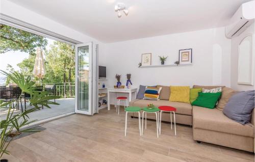 Χώρος καθιστικού στο 3 Bedroom Stunning Home In Crikvenica