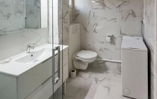 Ένα μπάνιο στο Awesome Apartment In Carqueiranne