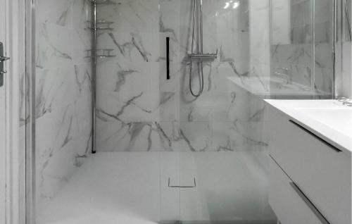 Ένα μπάνιο στο Awesome Apartment In Carqueiranne