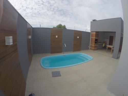 a bathroom with a tub in the middle of a room at Casa do Bosque - Guriri-ES - 10 pessoas in São Mateus