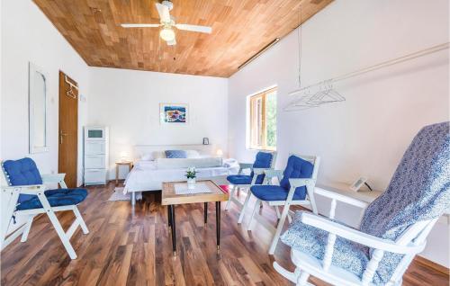 een kamer met een bed en stoelen en een tafel bij Two-Bedroom Apartment In Krusevo in Kruševo