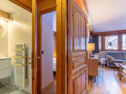a room with a door leading to a living room at Appartement élégant avec wifi, au centre, pied des pistes, parking couvert, balcon sud/est, 6 pers. - FR-1-694-98 in Val dʼIsère