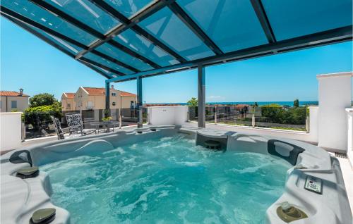 un jacuzzi en el tejado de una casa en Pet Friendly Home In Porec, en Poreč