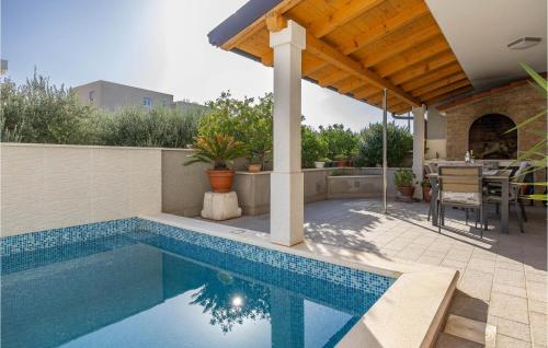 Two-Bedroom Apartment In Podstrana