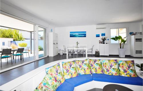 un salon avec un canapé et une table dans l'établissement Lovely Home In Canet-En-Roussillon, à Canet