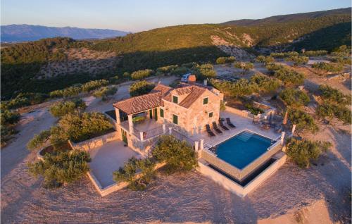 una vista aerea di una casa con piscina di Awesome Home In Postira a Dol