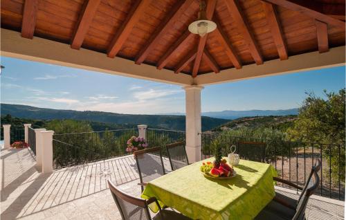 un tavolo con una ciotola di frutta su un balcone di Awesome Home In Postira a Dol