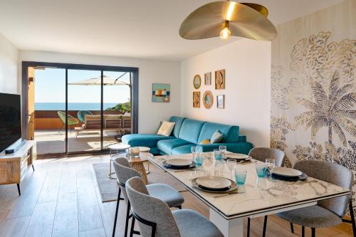 un salon avec une table et un canapé bleu dans l'établissement La Terrasse Bleue, à Collioure
