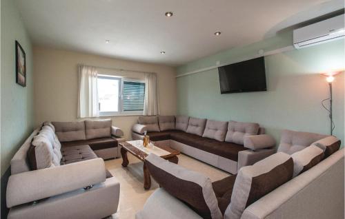 Posedenie v ubytovaní Six-Bedroom Holiday Home In Sevid