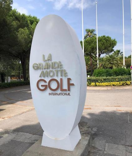 un panneau indiquant la grande mobile golf dans l'établissement STUDIO à 100 M DE LA PLAGE, IDEAL FAMILLE, PARKING PRIVE, à La Grande Motte