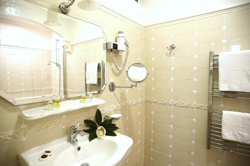 a bathroom with a sink and a mirror at Le Magnolia in Calvi