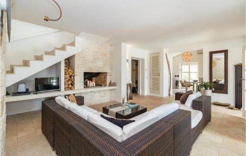 Posezení v ubytování Three-Bedroom Holiday Home In Stifanici