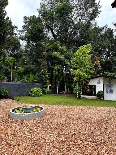 Taman di luar Cherys Bunglow
