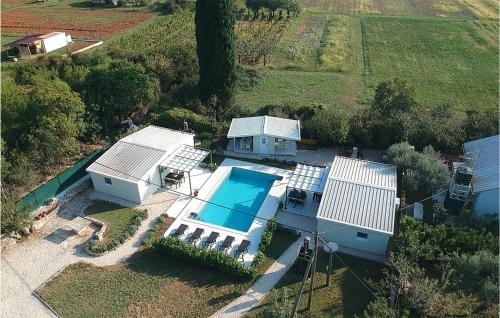 widok z lotu ptaka na dom z basenem w obiekcie Gorgeous Home In Rovinj w Rovinj