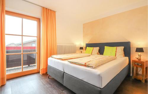 sypialnia z łóżkiem i dużym oknem w obiekcie Gemuetliche Ferienwohnung w mieście Saalfelden am Steinernen Meer