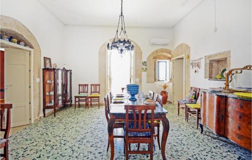 jadalnia ze stołem i krzesłami w obiekcie Nice Home In Cava Daliga With Wifi w mieście Cava dʼAliga