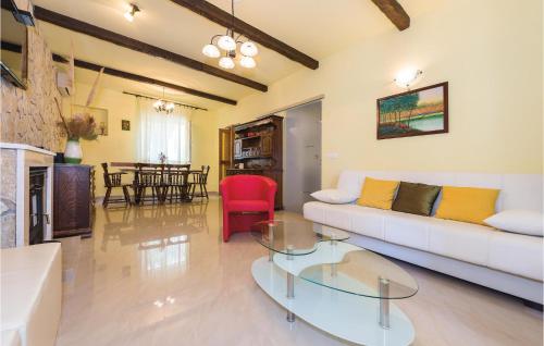Posedenie v ubytovaní Four-Bedroom Holiday Home In Brodarica