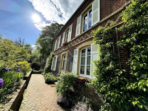 Maison de ville avec ruisseau, Wifi, Tv, Jardin