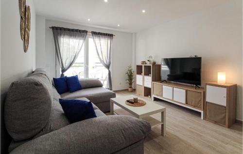 TV a/nebo společenská místnost v ubytování 3 Bedroom Nice Apartment In Benajarafe