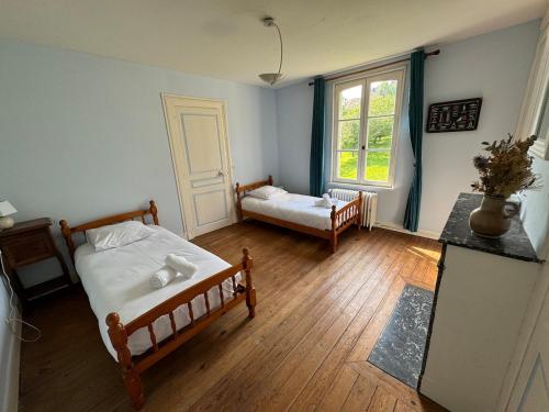 une chambre avec un lit, une fenêtre et une table dans l'établissement Maison de ville avec ruisseau, Wifi, Tv, Jardin, à Saint-Désir