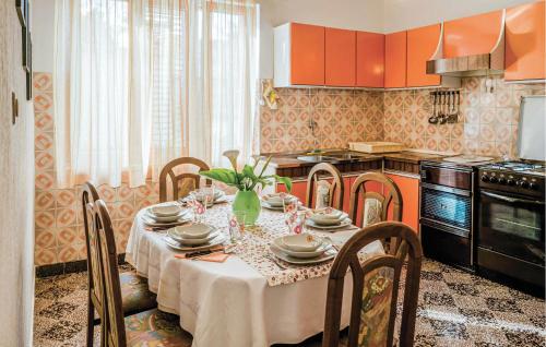 kuchnia ze stołem z białym blatem w obiekcie 3 Bedroom Gorgeous Home In Banjol w mieście Banjol