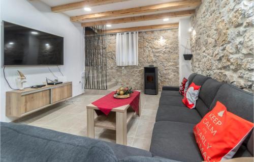 Posezení v ubytování 8 Bedroom Cozy Home In Tribalj