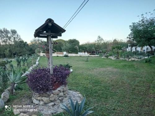 a garden with a bird feeder in a yard at Al Passo di Thalia in Ricadi