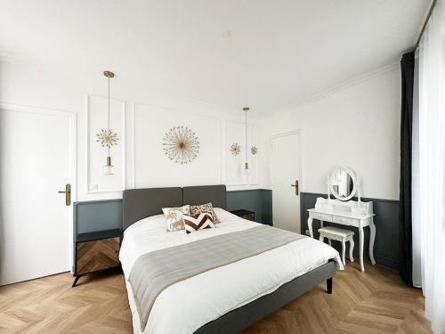 une chambre avec un grand lit et un bureau dans l'établissement Apt lux walk to Opera Lafayette, à Paris