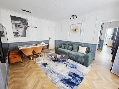 un salon avec un canapé vert et une table dans l'établissement Apt lux walk to Opera Lafayette, à Paris