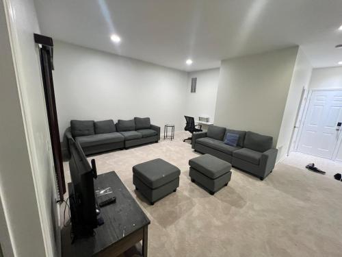 un soggiorno con due divani e una TV di Spacious Townhouse near DC Airport Work Friendly a Sterling