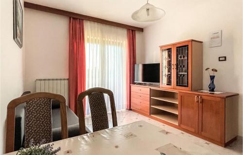 Stunning Apartment In Nova Vas