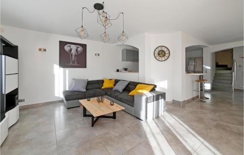 un salon avec un canapé et une table dans l'établissement Stunning Home In Arles With Wi-Fi, à Arles