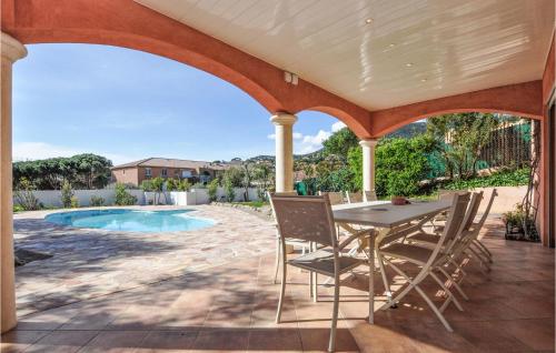 Piscina de la sau aproape de Pet Friendly Home In Cavalaire-Sur-Mer