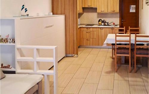 Kuchyňa alebo kuchynka v ubytovaní Awesome Apartment In Crikvenica