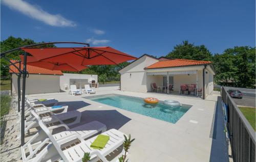 piscina con sedie e ombrellone rosso di Amazing Home In Vodnjan With Wifi a Vodnjan (Dignano)