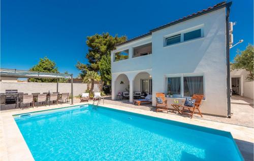 Beautiful Home In Vrsi Mulo With Sauna