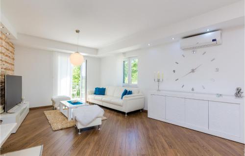 Televisyen dan/atau pusat hiburan di Beautiful Home In Gromaca With Wifi