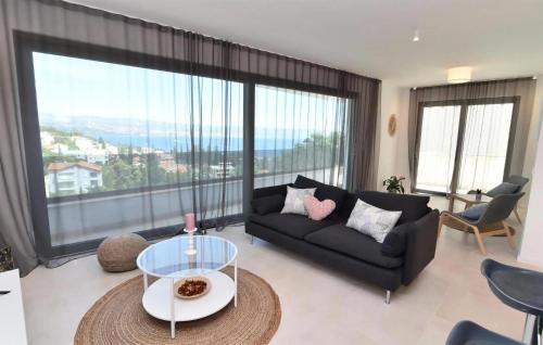 a living room with a couch and a glass table at 2 Bedroom Nice Home In Icici in Ičići