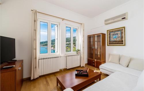 Μια τηλεόραση ή/και κέντρο ψυχαγωγίας στο Six-Bedroom Holiday Home In Primosten
