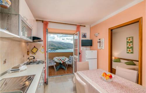 Kuchyň nebo kuchyňský kout v ubytování 2 Bedroom Stunning Apartment In Cres