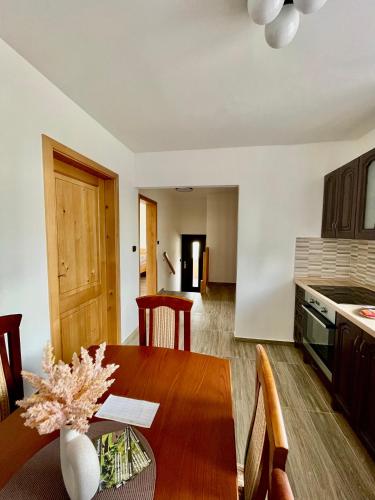 Kuchyň nebo kuchyňský kout v ubytování Apartmány U rybníků